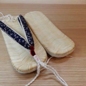 フェルトが裏に張られた草履